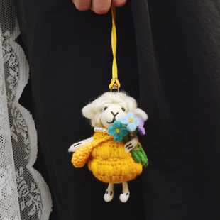 进口手工羊毛毡挂件抱花羊包挂黄色绵羊车挂大号彩色毛衣公仔挂饰