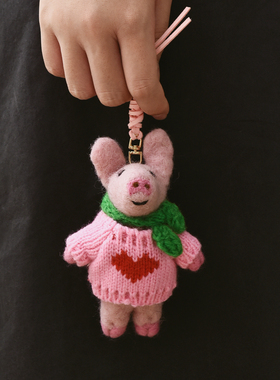 进口粉嫩爱心毛衣小猪挂件粉猪车挂立体卡通钥匙扣羊毛毡手工挂饰