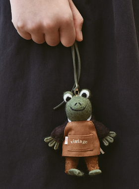 小众围裙小青蛙挂件绿色包挂个性潮人挂饰大号公仔车挂羊毛毡手工