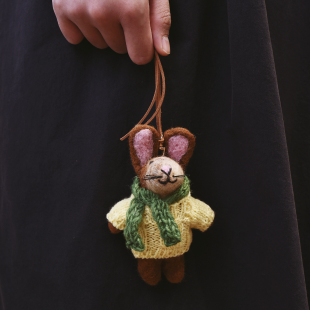 进口小众黄色毛衣小兔挂件立体羊毛毡包挂女生书包吊饰车挂手工制