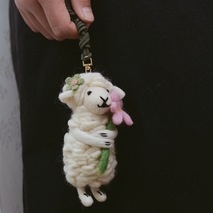 精致戴花小羊挂件可爱包挂手工羊毛毡车挂公仔玩偶挂饰大号钥匙扣
