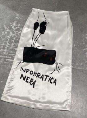 本奥2024春夏新款时髦复古键盘撞色印花后开叉印花半身裙女benao