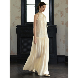 度假风仙女长裙 2025法式 ONMOON 白色重工珠绣挂脖拼接连衣裙