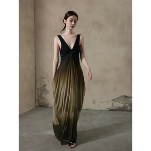 高级显瘦弹力无袖 ONMOON 2024秋季 渐变印花V领连衣裙 背心裙 新款