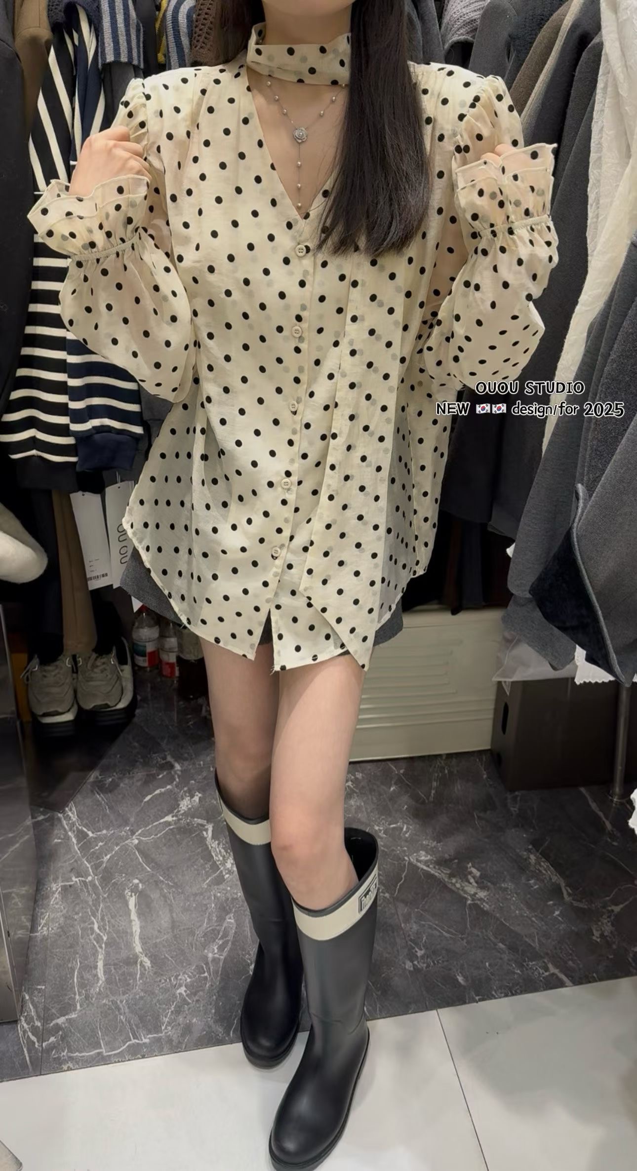 OUOU设计感V领飘带波点泡泡袖衬衫女秋冬2025新款法式气质上衣