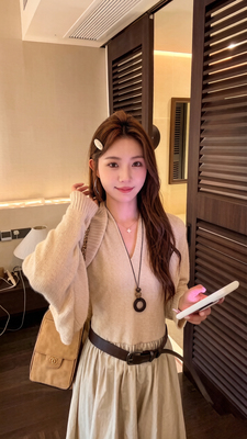 taotaofamily法式V领背心连衣裙春季2026新款长袖披肩配腰带项链