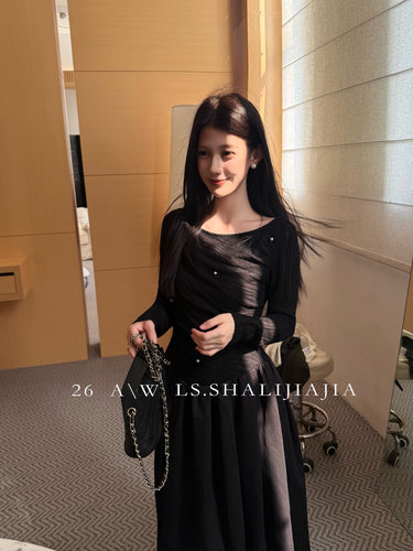 LS法式千金风荡领黑色针织连衣裙女秋季2026新款订珠收腰显瘦长裙
