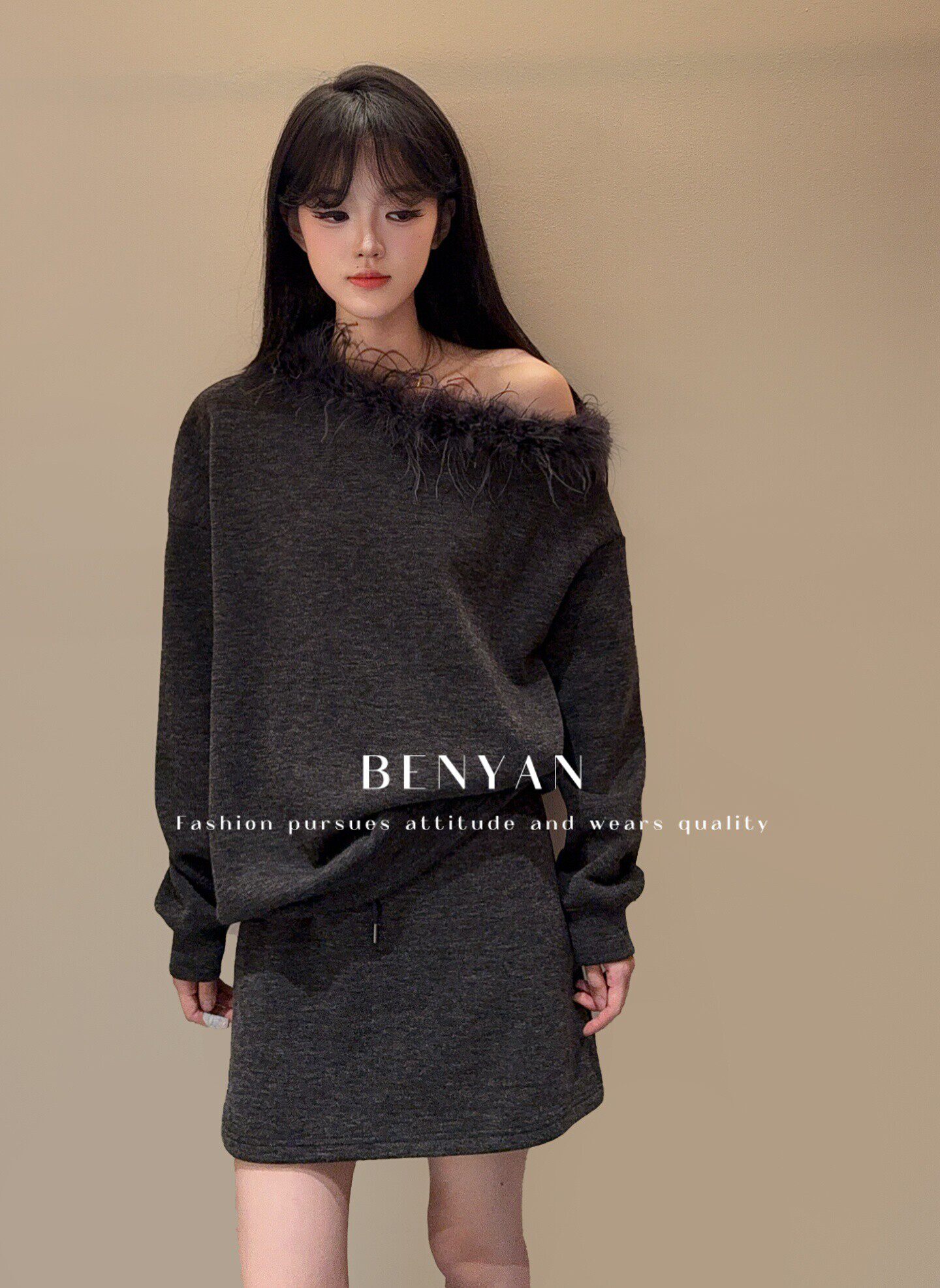 benyan本言秋季高级感慵懒风灰色毛毛领斜肩卫衣抽绳短裙女两件套图片