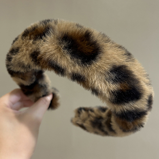 高颅顶毛毛绒豹纹发箍女头箍压发卡发捆头饰发旅高级感秋冬天发窟