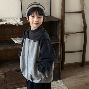 暮晨家新款春装2026男童撞色拼接连帽外套中小童森系复古工装夹克