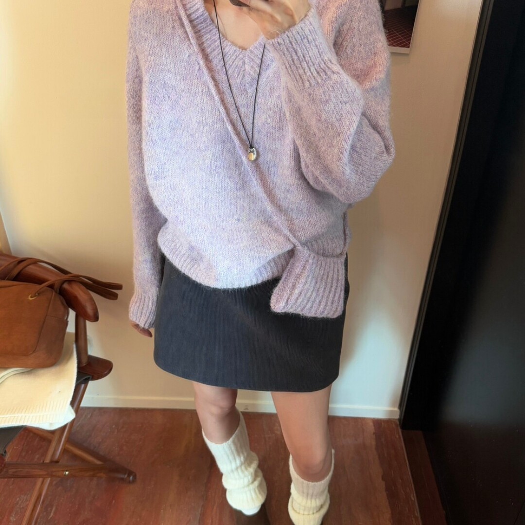 韩标宽松显瘦V领软糯套头毛衣配包包冬季百搭彩色针织衫