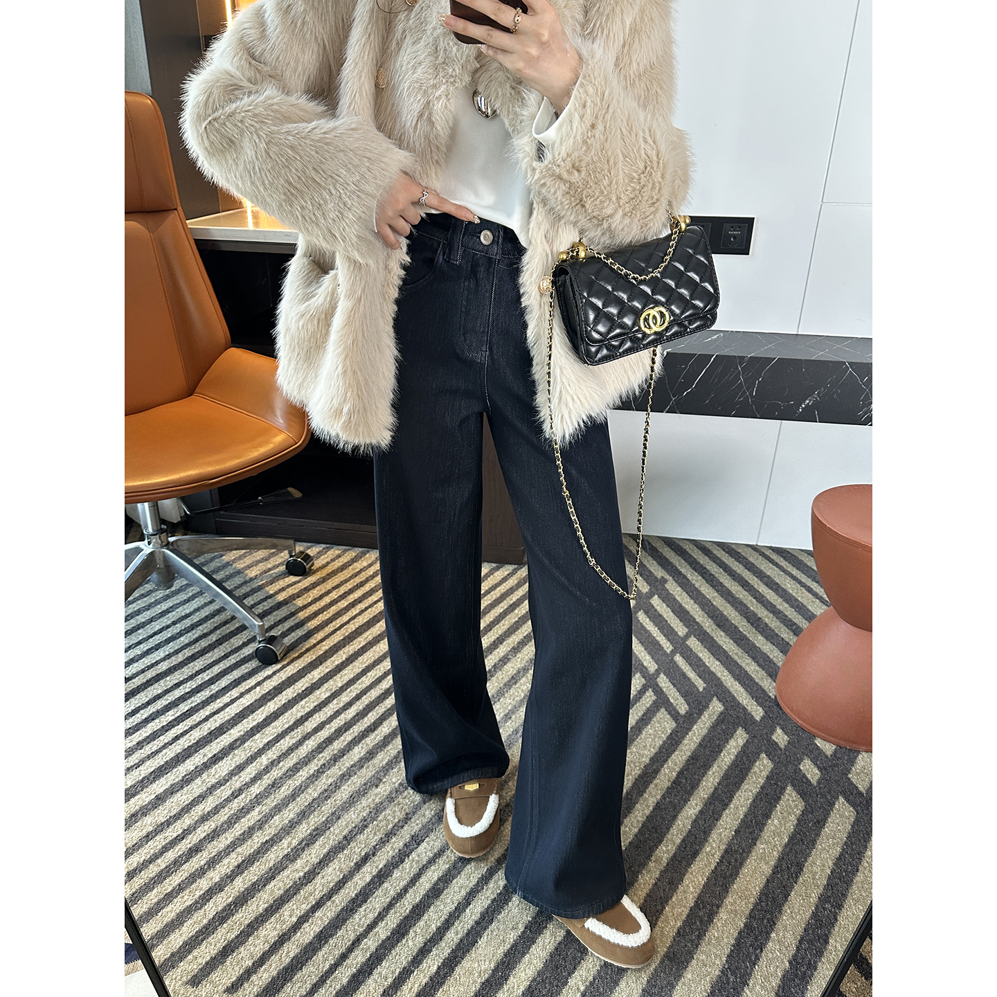 视觉瘦身术！窄版直筒加绒牛仔裤