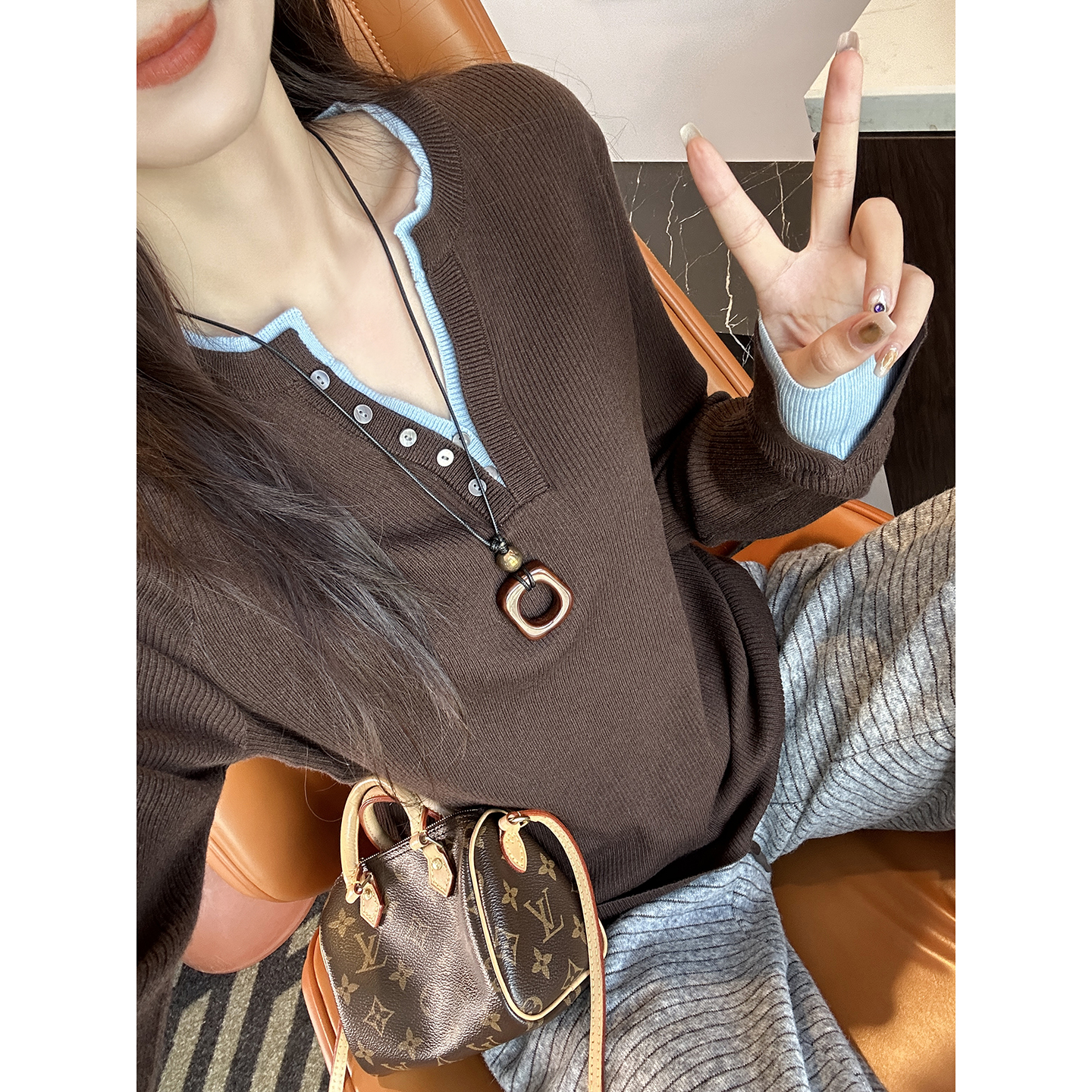 高颜值显瘦！~双v领撞色假两件