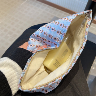 ins小众高级感化妆包花束大容量便携护肤品收纳袋证件包洗漱包