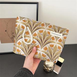 ins小众休闲百搭化妆包花卉立体浮雕大容量便携式手拿旅行收纳包