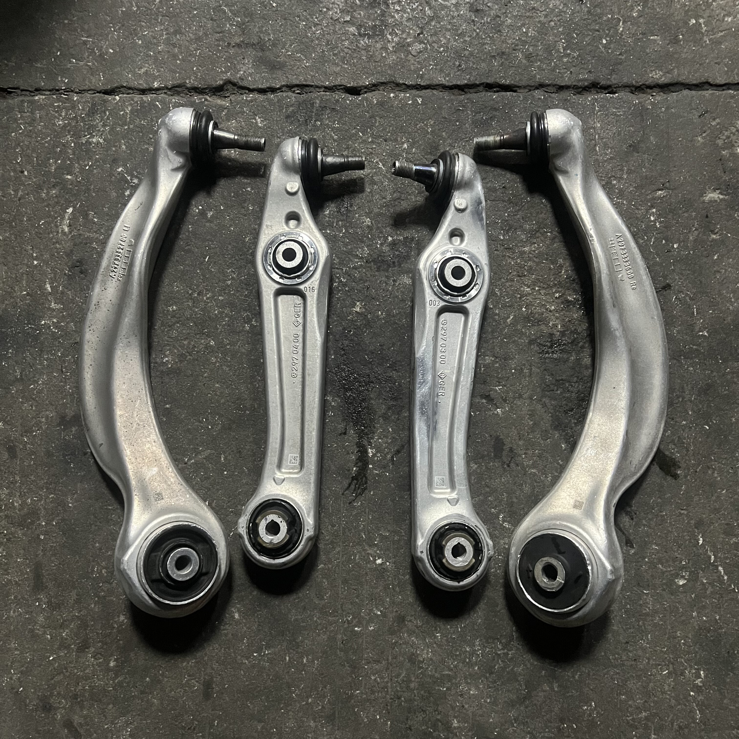 适用奔驰297EQS350 EQS450 EQS500 EQS580 EQS53AMG下摆臂 下弯臂