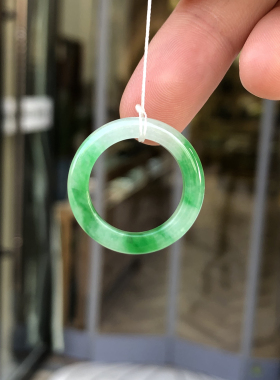 翡翠辣绿色冰糯指圈，小圈口