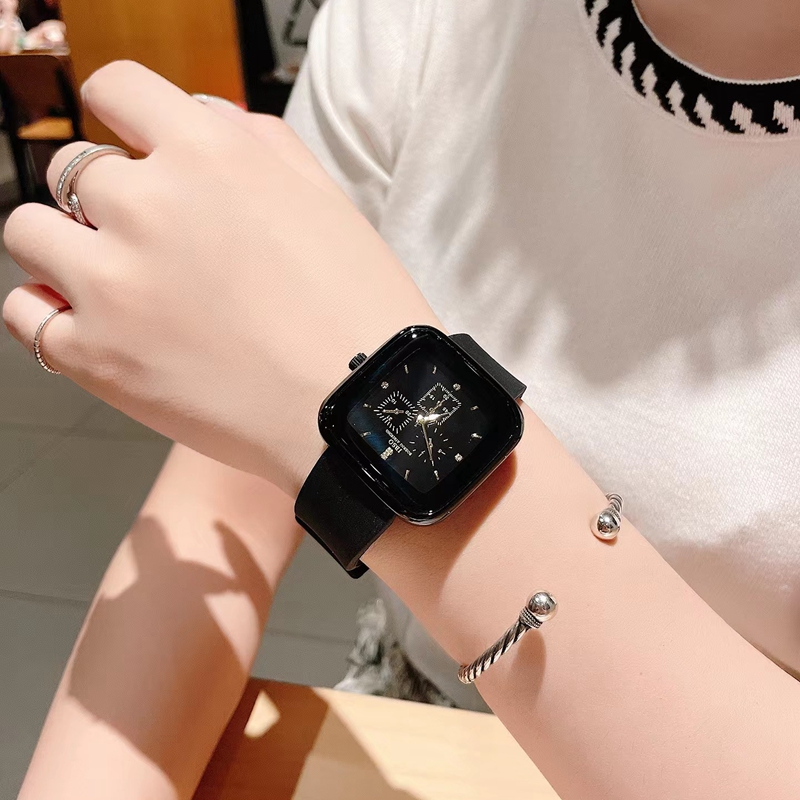 .简约大方时尚男女同款