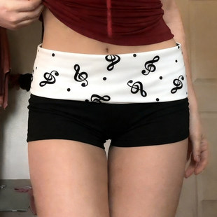 女黑白撞色跳舞热裤 ROCKMORE 印花低腰短裤 设计感个性 律动音符