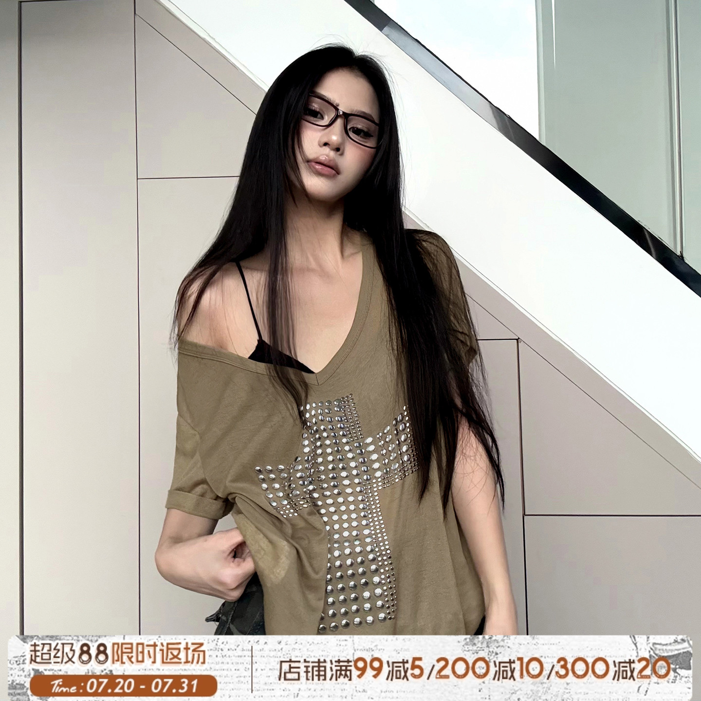 ROCKMORE【亚系辣妹】十字架烫铜休闲宽松短袖T恤性感V领露