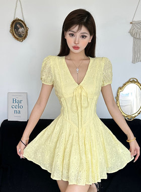 ROCKMORE【法式甜美风】黄色泡泡袖V领连衣裙女 收腰绑带提花短裙