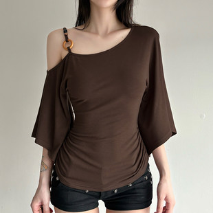 棕色上衣显瘦露肩性感T恤 单肩串珠吊带蝙蝠袖 ROCKMORE 中古风