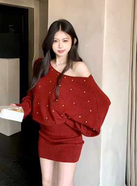 ROCKMORE【烈焰玫瑰】红色斜肩蝙蝠袖带钻针织连衣裙松弛感毛衣裙