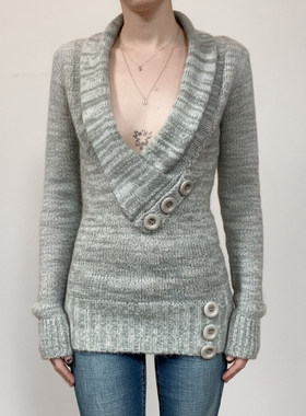 ROCKMORE【小众复古】灰色深V领设计中长款毛衣翻领纽扣毛织衫潮