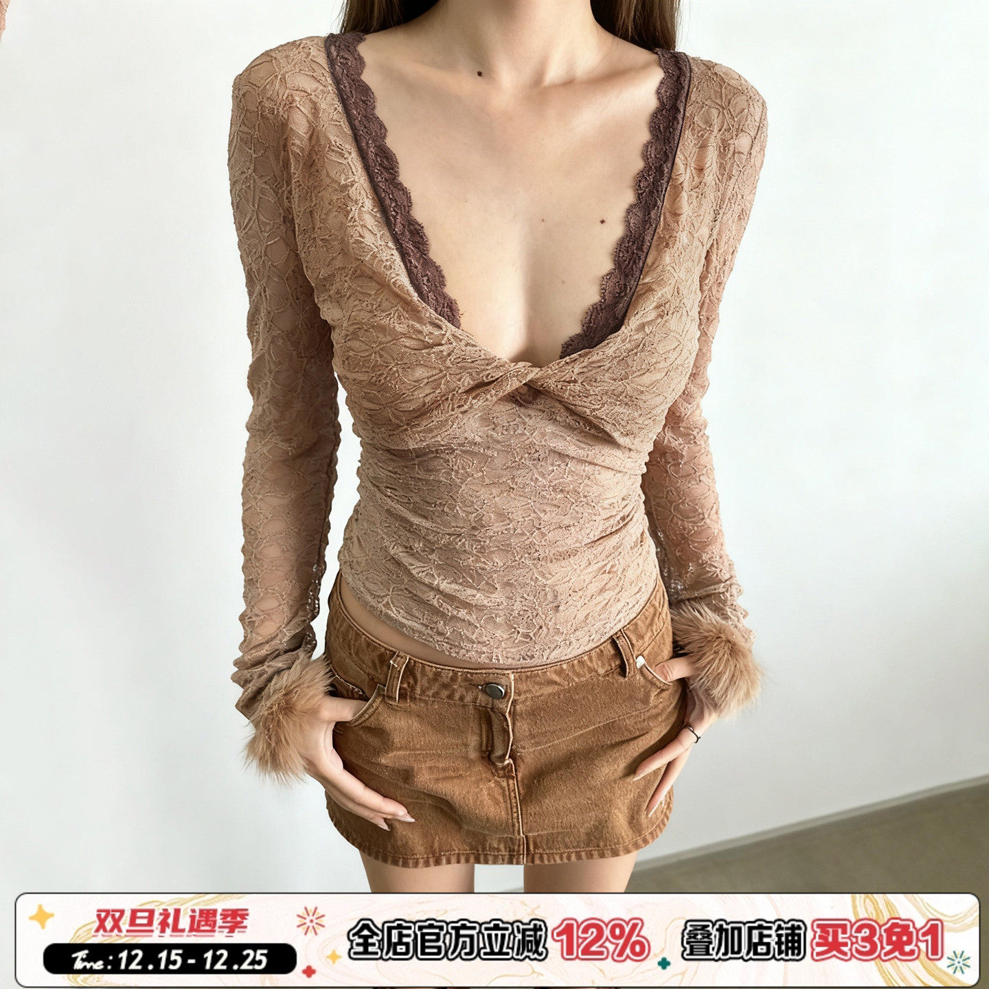 卡其色V领蕾丝拼接扭结镂空T恤