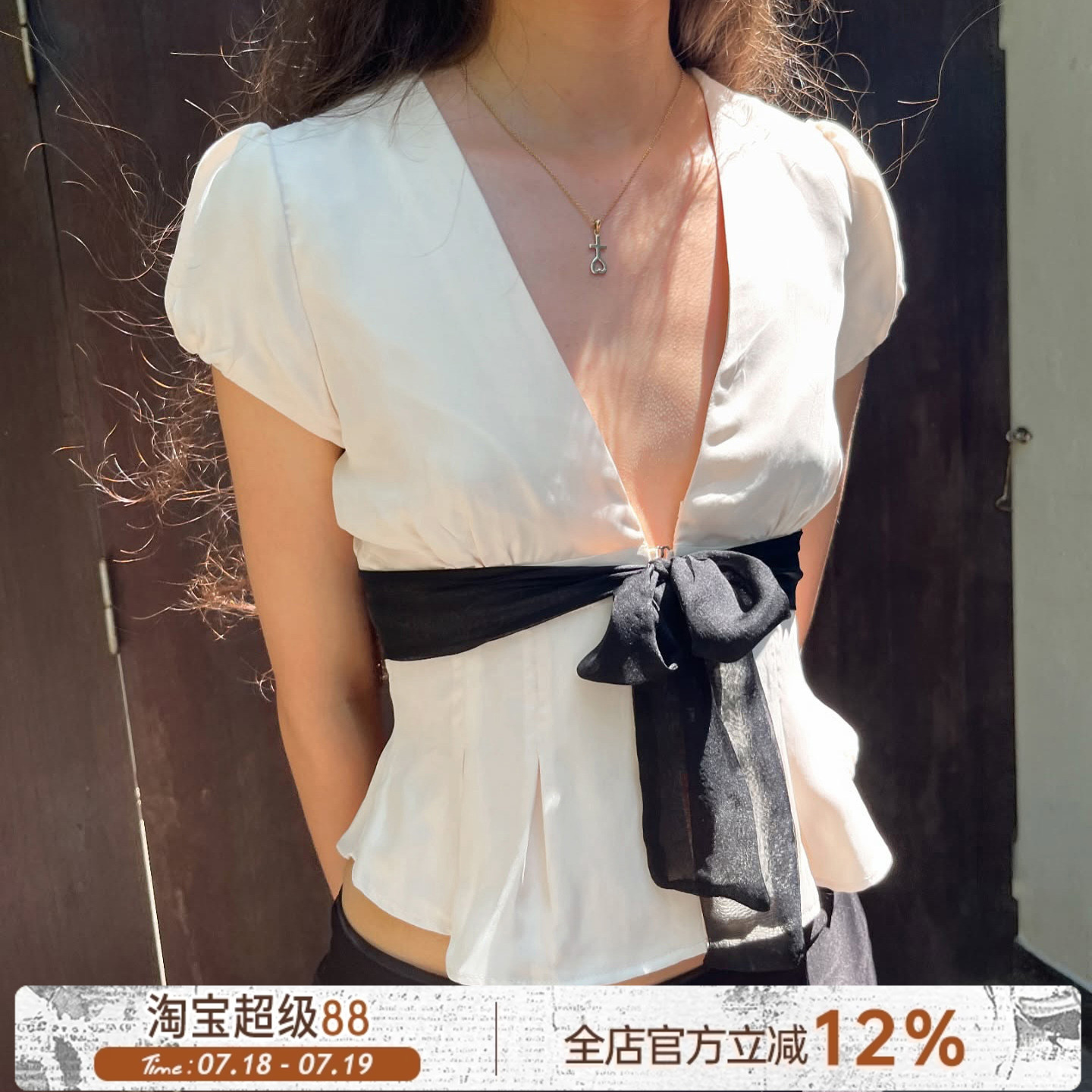 系带蝴蝶结V领泡泡袖收腰衬衫潮