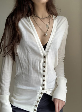 ROCKMORE【时髦随性】白色V领单排扣修身长袖T恤女慵懒感叠穿上衣