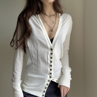 长袖 白色V领单排扣修身 T恤女慵懒感叠穿上衣 时髦随性 ROCKMORE