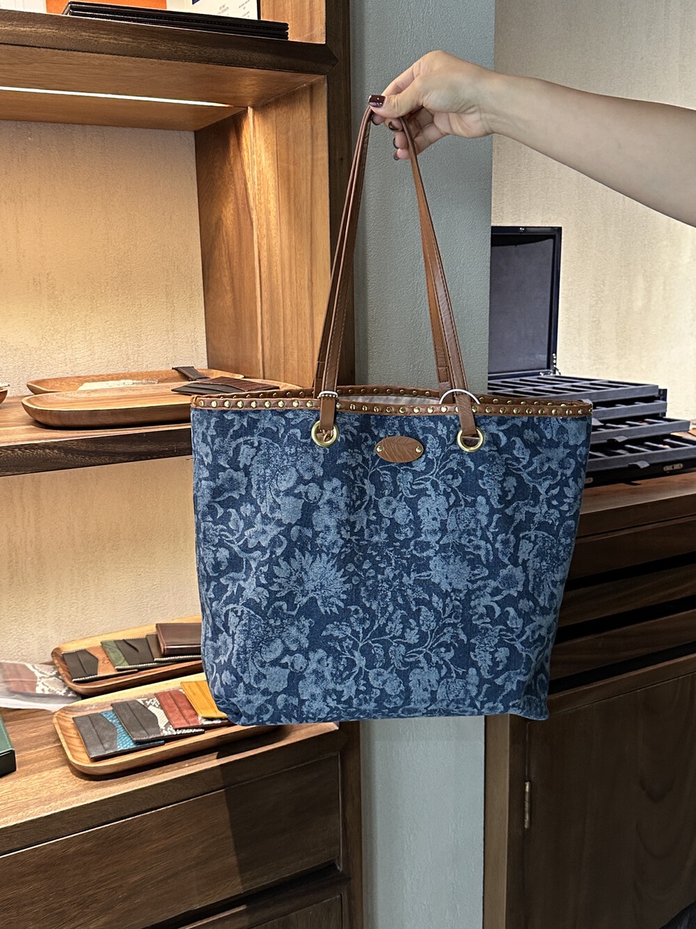 小众高级老花卉牛仔单肩包中古时尚百搭腋下包大容量托特包购物袋使用感如何?