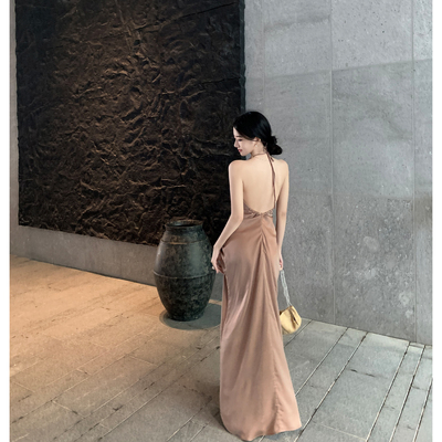 哑光缎面挂脖露背性感连衣裙