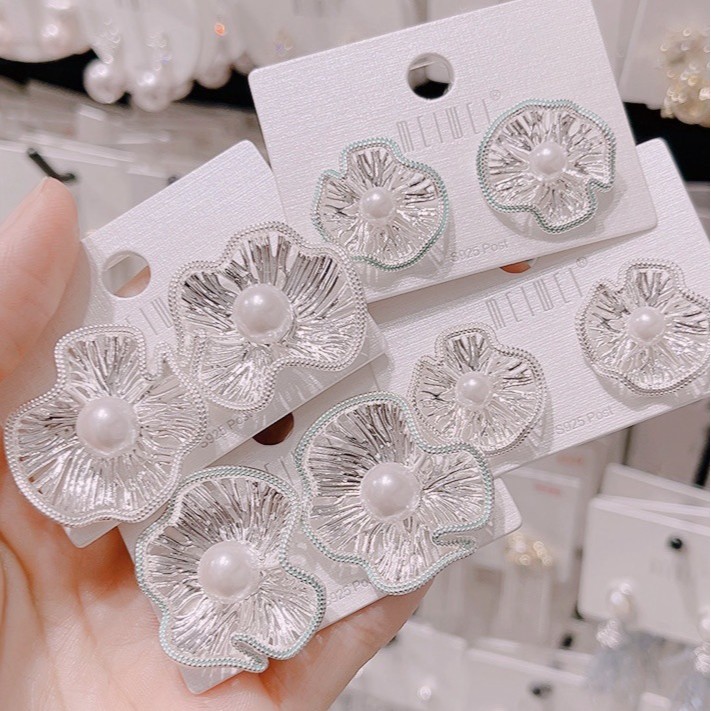 美薇金属褶皱花朵珍珠耳钉小众轻奢夸张耳饰女小香风镂空荷叶