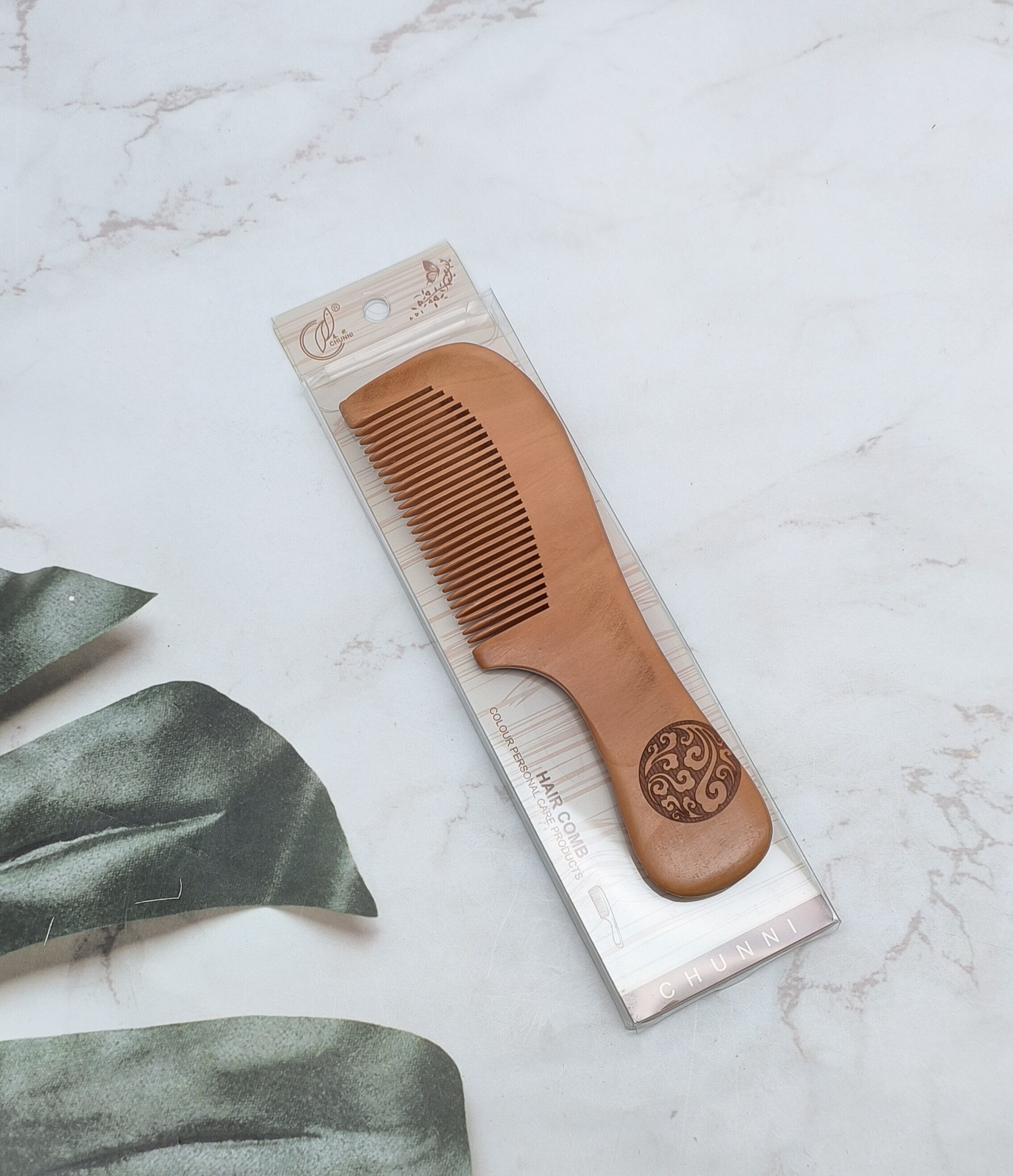 春妮厂家直销第六代精品单面雕刻工艺木梳 时尚美发顺发梳