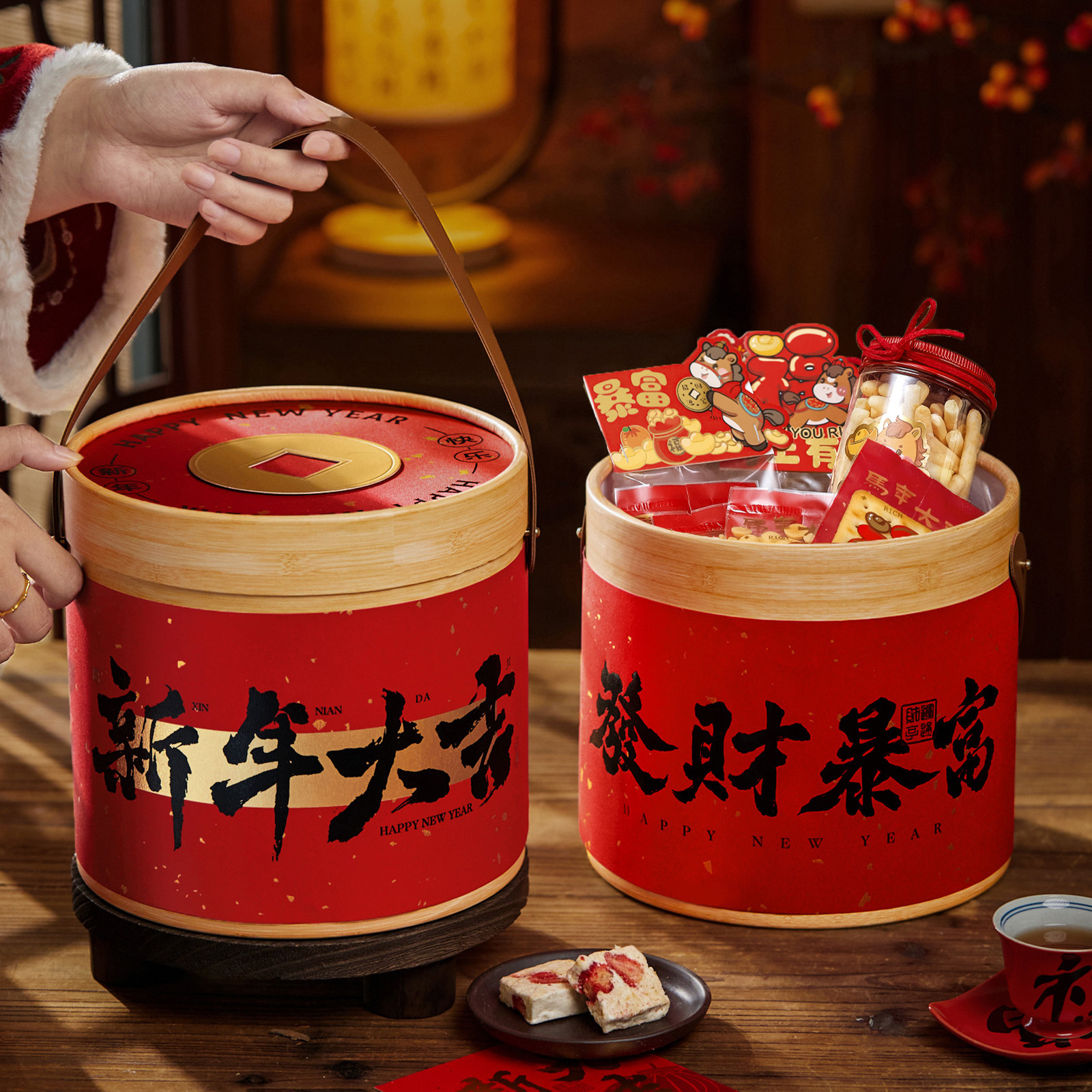 红色马年新年礼盒包装盒手提抱抱桶太妃糖果曲奇饼干圆桶礼品盒空