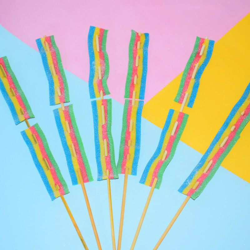 彩虹扁条棒棒糖橡皮软糖串串创意网红糖果儿童小零食摆地摊独立装