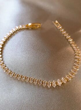 Luxurious Geometric Droplet Shaped Zircon Bracelet with A De
