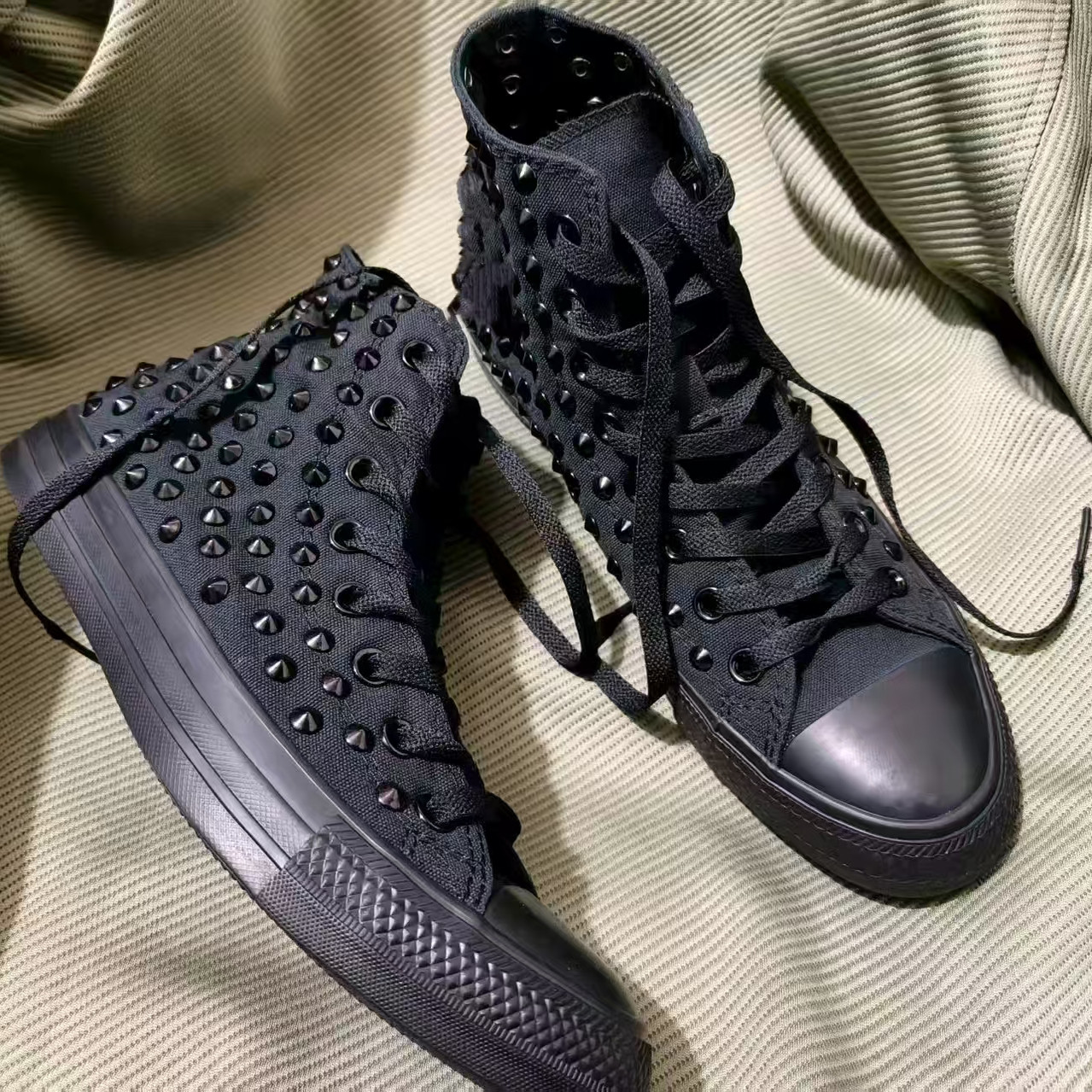 全黑色高帮黑色铆钉朋克帆布鞋大码男女情侣休闲街舞鞋潮酷风鞋子