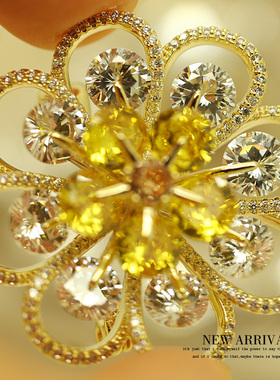 XZ478金色八瓣梅花合成水晶韩版胸针女胸花防走光饰品大衣扣别针