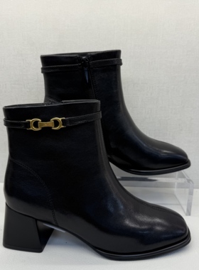 接吻猫25冬新老钱质感时装靴方头黑色高跟靴粗跟短靴女KA65788-10