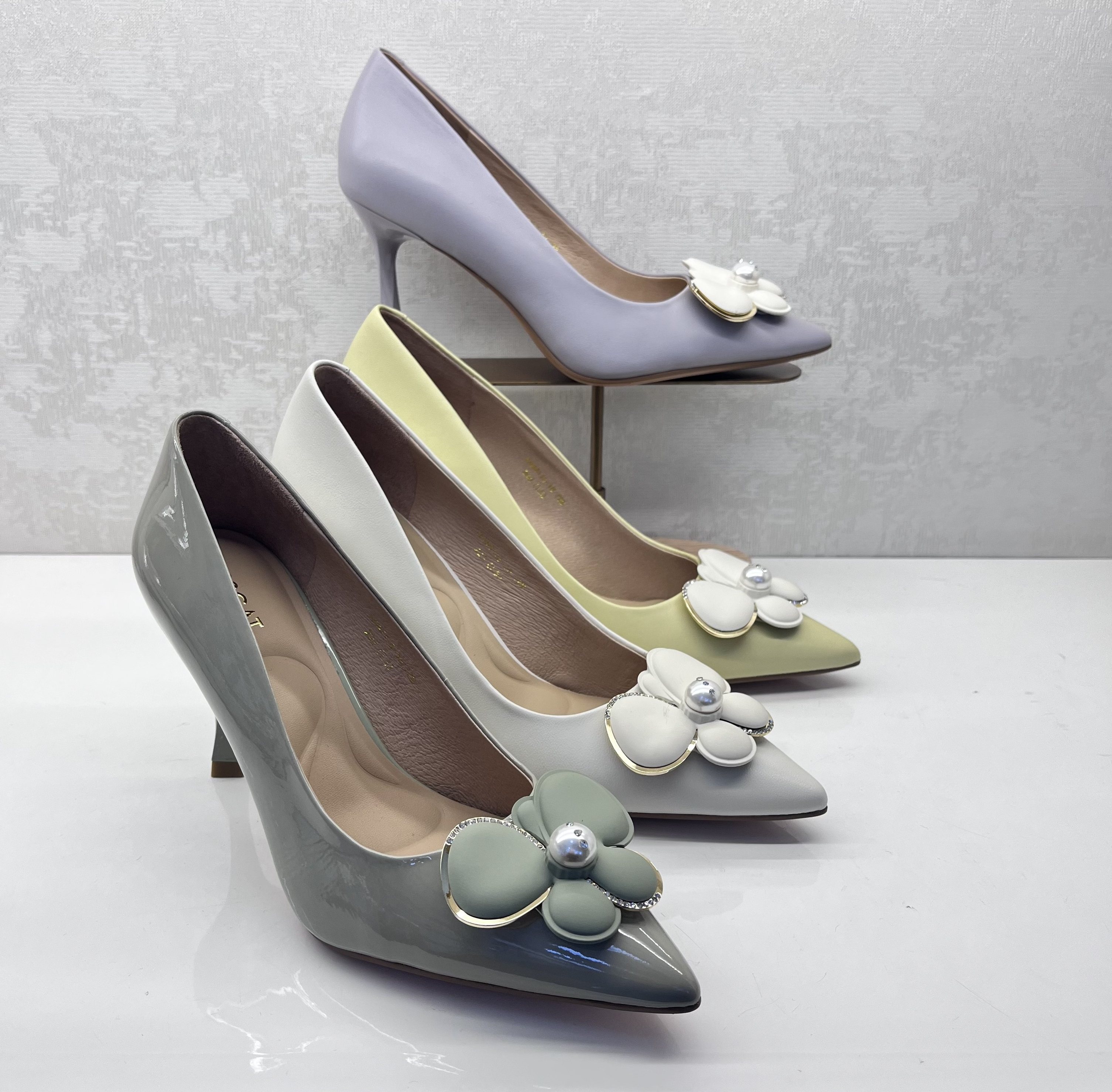 kisscat接吻猫2023春季新款花朵尖头高跟鞋羊皮女单鞋ka43116-10