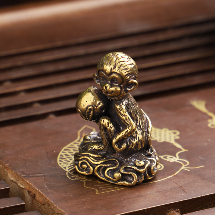 实心纯铜猴子献桃精美摆件生肖可爱小猴子寿桃铜把件仿古铜雕茶宠