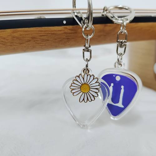 权志龙拨片保护壳小雏菊拨片收纳GD演唱会拨片项链钥匙扣收藏