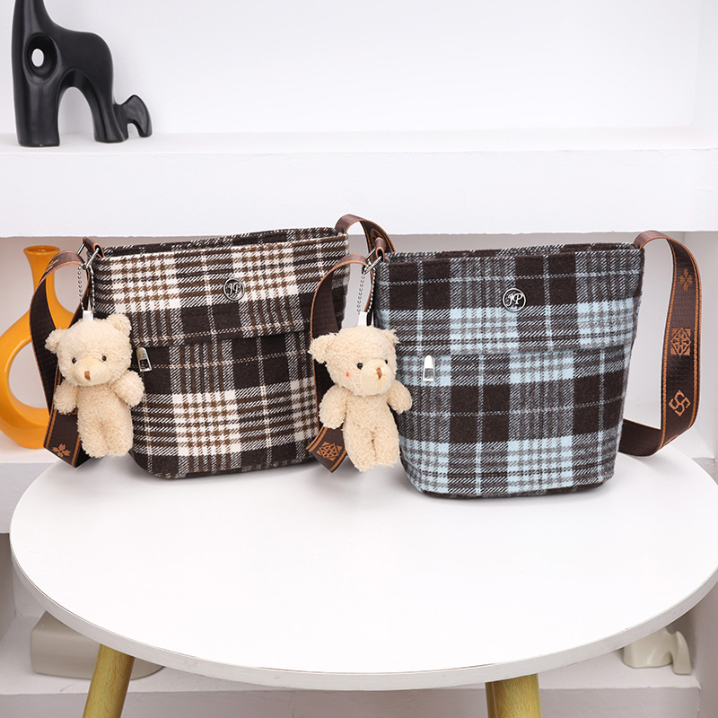 小包包女2025新款网红气质时尚格子女包百搭单肩斜挎包呢子水桶包