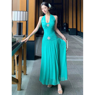 法式 海边度假沙滩裙 挂脖钉珠连衣裙女湖绿色露背绑带收腰显瘦新款