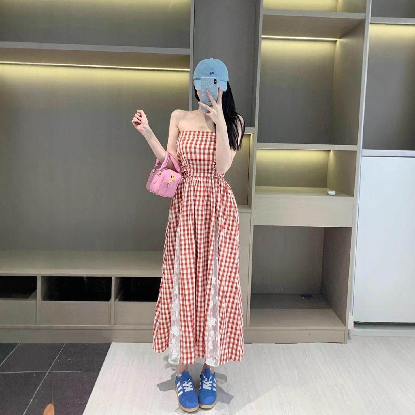 红色格子抹胸连衣裙女春款海边度假风蕾丝拼接显瘦袖长裙子