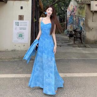 初夏绝假风法式设计感扎染蓝色吊带连衣裙女夏季新款长裙