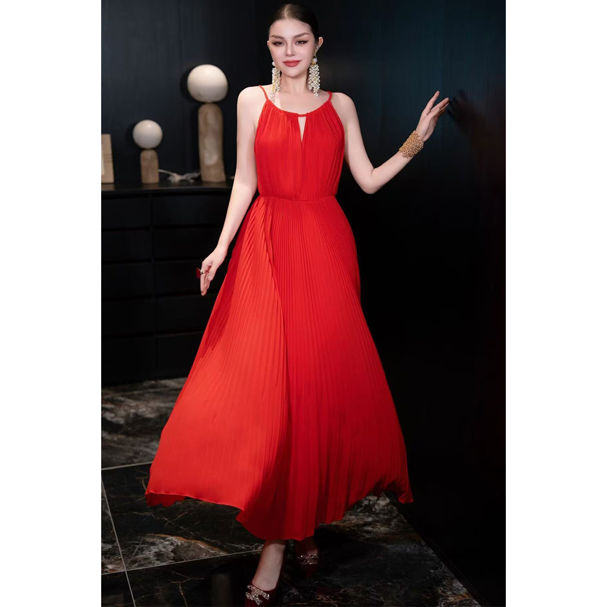 法式轻奢高级感重工百褶吊带长裙夏季新款红色显瘦气质连衣裙遮肉
